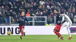 Pemain Juventus, Gonzalo Higuain (kanan) melakukan tendangan ke gawang Genoa pada laga 16 besar Coppa Italia 2017-2018 di Allianz Stadium, Rabu (20/12). Higuain menyumbang satu gol kemenangan Juventus 2-0. (Alessandro di Marco/ANSA via AP)