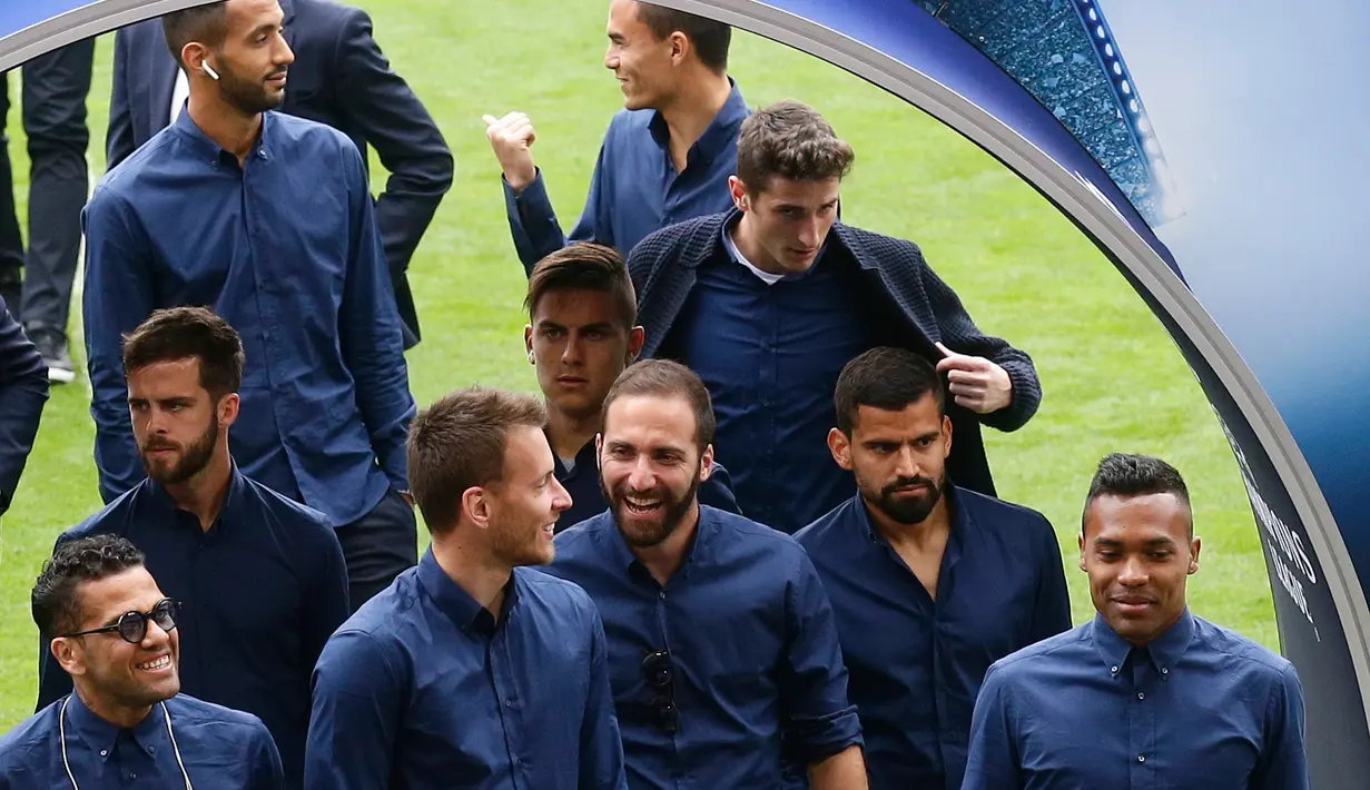 Para pemain Juventus berjalan usai melihat Stadion Nou Camp, Barcelona, Spanyol (18/4). Dalam pertemuan pertama di Juventus Stadium, Italia, Barcelona tumbang atas Juventus dengan skor 3-0. (AP Photo/Manu Fernandez)