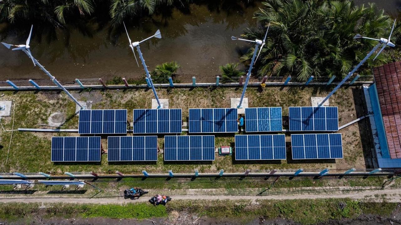 Warga Dusun Bondan menikmati teknologi energi baru terbarukan HEOP (Hybrid Energy One Pole), Program CSR Pertamina RU IV Cilacap