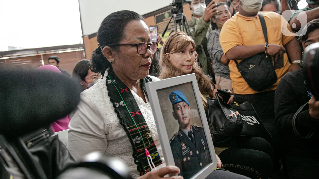 Hadiri Sidang Vonis Ferdy Sambo, Ibunda Brigadir J Bawa Foto Sang Anak