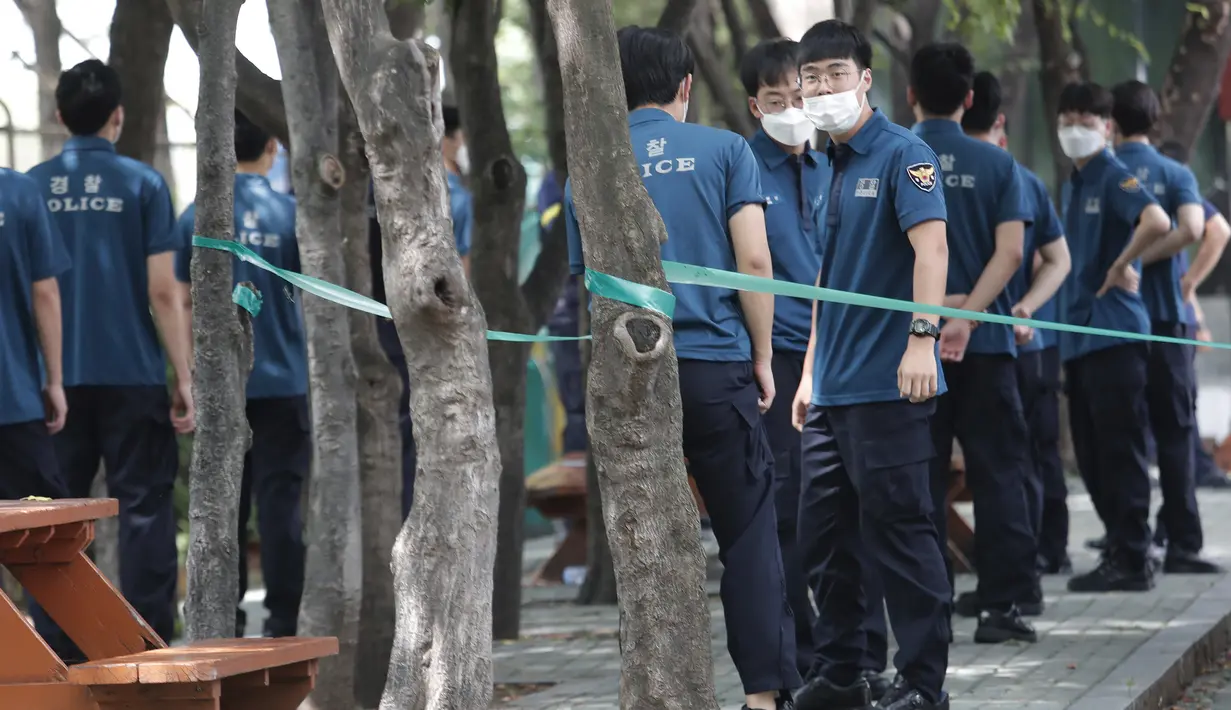 Petugas polisi menunggu tes COVID-19 mereka di klinik darurat di Badan Kepolisian Metropolitan Seoul di Seoul, Korea Selatan, Rabu, (19/8/2020). (AP Photo / Ahn Young-joon)