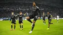 Sedangkan Ajax sudah berjuang mati-matian dengan mencetak gol melalui dua gol Brian Brobbey (10’, 30’) dan Chuba Akpom (79’). (AP Photo/Daniel Cole)
