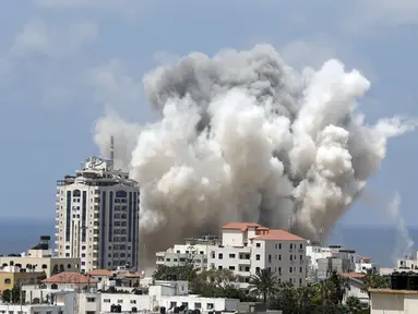 Sedikitnya 20 serangan udara militer Israel kembali menghujani kota Gaza pada Sabtu, (9/8/2014). (REUTERS/Suhaib Salem)