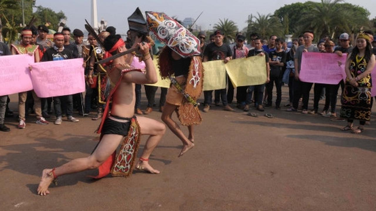 Demo setahun Jokowi-JK, mahasiswa gelar teatrikal tarian Dayak