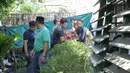 Jenazah Dika setelah dimandikan dan digotong untuk dikafani. Dika diketahui meninggal dunia saat sedang tertidur. Ibunya yang akan memberikan makan, namun Dika tak lagi ada reaksi. (Deki Prayoga/Bintang.com)