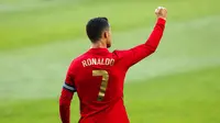 Pemain Portugal Cristiano Ronaldo melakukan selebrasi usai mencetak gol ke gawang Israel pada pertandingan persahabatan internasional di Stadion Alvalade, Lisbon, Portugal, Rabu (9/6/2021). Portugal menang 4-0. (AP Photo/Armando Franca)