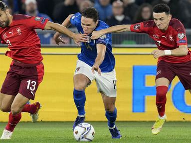 Laga Kualifikasi Piala Dunia 2022 antara Italia dan Swiss berlangsung sengit. Juara Euro 2020 gagal membawa poin penuh dari kandangnya sendiri usai ditahan imbang 1-1. (AP/Gregorio Borgia)