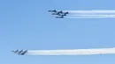 Skuadron jet tempur Blue Angels dari Angkatan Laut dan Thunderbirds dari Angkatan Udara Amerika Serikat bermanuver di langit Kota New York, Selasa (28/4/2020). Aksi tersebut sebagai bentuk penghormatan untuk petugas medis yang tengah berjuang melawan COVID-19. (Photo by Evan Agostini/Invision/AP)