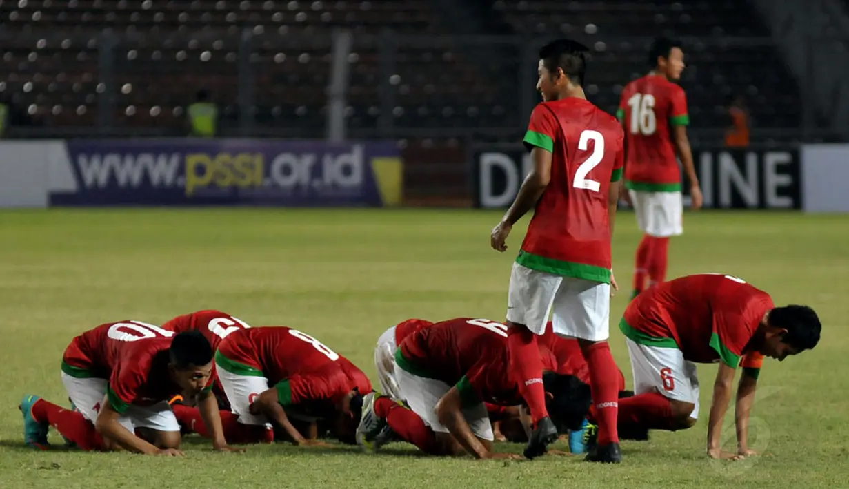 Ada tradisi unik yang selalu diperlihatkan para pemain Timnas Indonesia U-19, yakni bersujud syukur usai berhasil menjebol gawang lawan dan memenangkan pertandingan. (Liputan6.com/Helmi Fithriansyah)