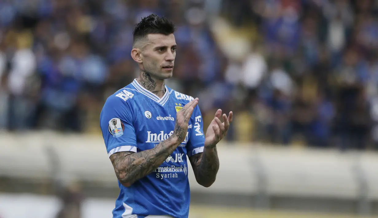Bek Persib Bandung, Bojan Malisic, saat melawan Persiwa Wamena pada laga Piala Indonesia di Stadion Si Jalak Harupat, Bandung, Senin (11/2). Persib menang 7-0 atas Persiwa. (Bola.com/M Iqbal Ichsan)