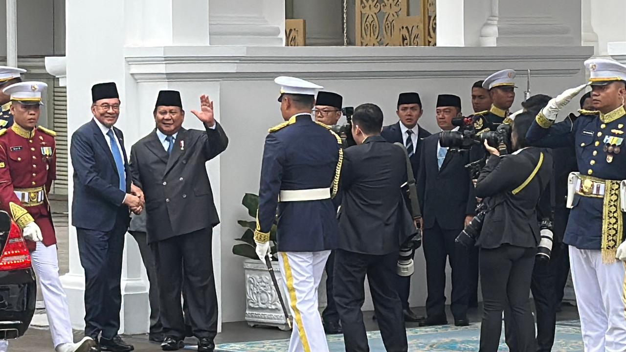 VIDEO: Kepala BIN Jenderal Darah Kopassus Bikin Langkah PM Malaysia Terhenti, Ditatap Depan Prabowo