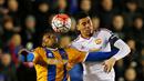 Pemain MU, Chris Smalling (kanan), duel dengan pemain Shrewsbury Town, Jean-Daniel Akpa Akpro, pada putaran kelima Piala FA di Stadion Greenhous Meadow, Shrewsbury, Selasa (23/2/2016) dini hari WIB. (Reuters/Andrew Yates)