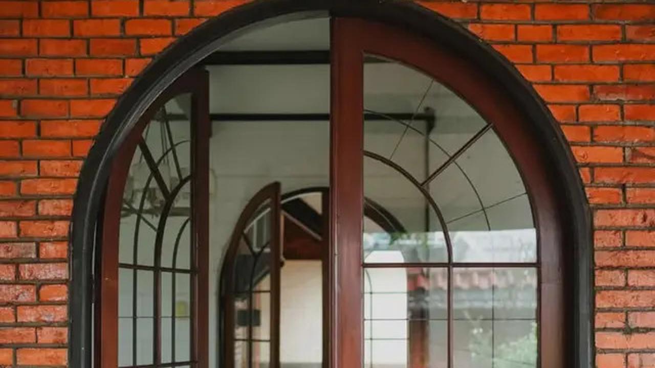 9 Potret Rumah Baru Ananda Omesh, Antik Bergaya Bata Ekspos