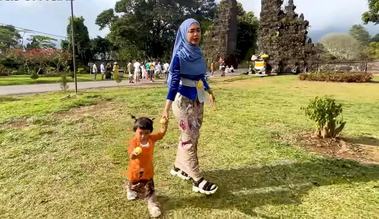 Moana anak Ria Ricis makin menggemaskan dengan mengenakan kebaya. Seperti belum lama ini, Youtuber dan pemeran itu membagikan video putrinya yang didandani dengan mengenkan kebaya. [Instagram/Ricis Official]