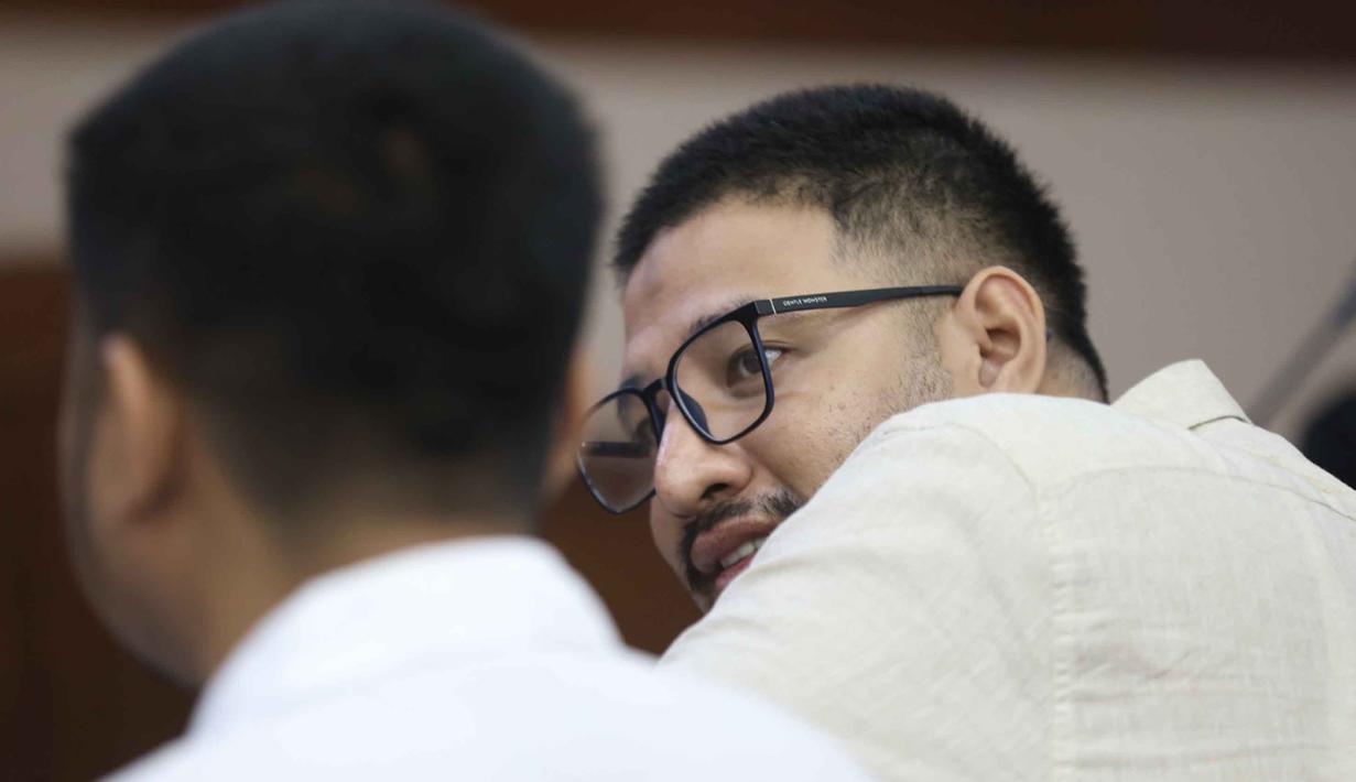 Terdakwa dugaan peredaran narkotika di Rumah Tahanan (rutan) Salemba, Muhammad Ammar Akbar alias Ammar Zoni saat mengikuti sidang lanjutan kasusnya di Pengadilan Negeri (PN) Jakarta Pusat, Kamis (15/1/2025). (KapanLagi.com/Budy Santoso)