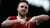 Pemain Liverpool asal Portugal #20, Diogo Jota, merayakan gol ketiga timnya selama pertandingan Liga Primer Inggris antara Fulham dan Liverpool di Craven Cottage di London pada 21 April 2024. Striker Liverpool Diogo Jota meninggal bersama saudaranya pada 3 Juli 2025 dini hari dalam sebuah kecelakaan lalu lintas di barat laut Spanyol, kata Garda Sipil Spanyol. (BENJAMIN CREMEL/AFP)
