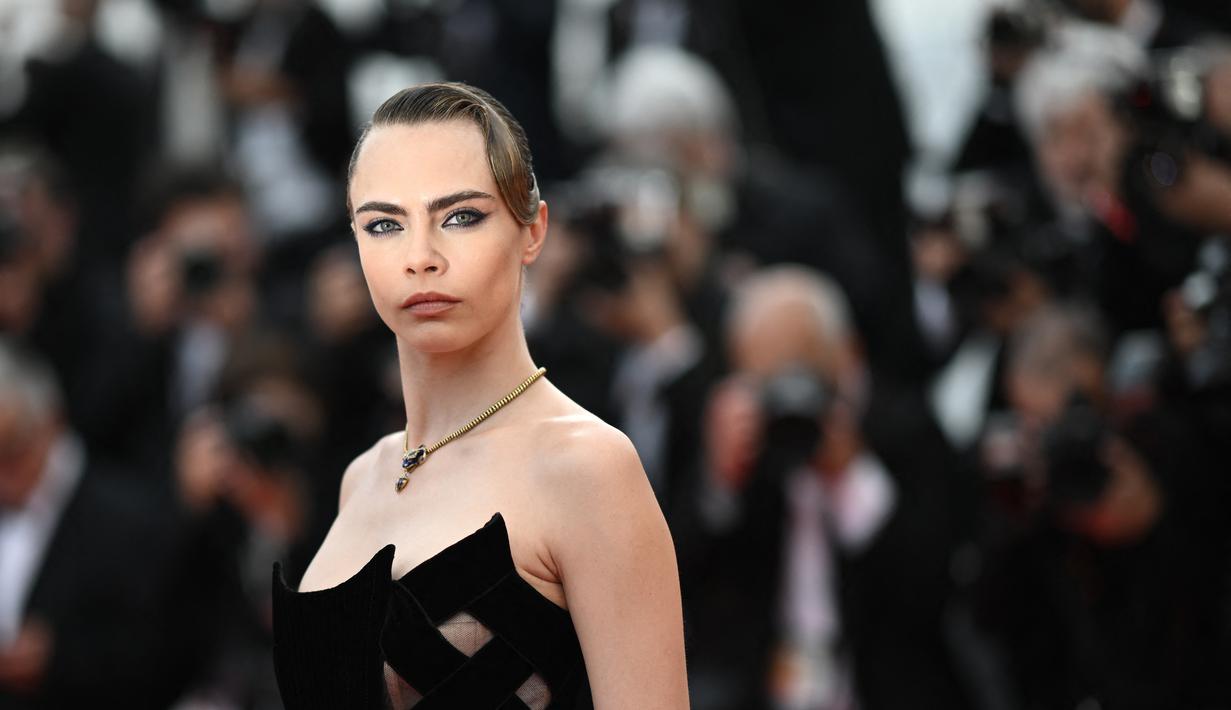 <p>Model Inggris Cara Delevingne tiba untuk pemutaran film "The Innocent (L'Innocent)" selama Festival Film Cannes edisi ke-75 di Cannes, Prancis selatan (24/5/2022). Cara Delevingne menarik perhatian dalam gaun hitam yang pas dengan bentuk tubuh. (AFP/Loic Venance)</p>
