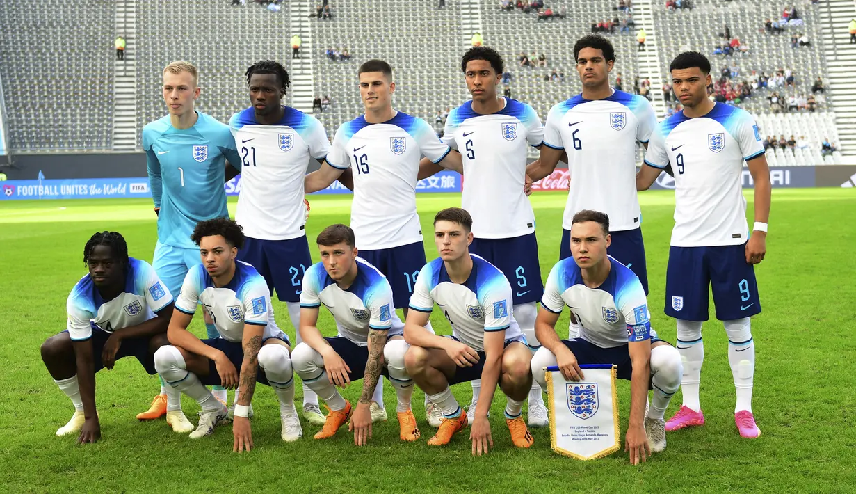 Para pemain starting XI Timnas Inggris U-20 berfoto sebelum dimulainya laga Grup E Piala Dunia U-20 2023 menghadapi Tunisia di Unico Diego Armando Maradona Stadium, La Plata, Argentina, Selasa (23/5/2023) dini hari WIB. (AP Photo/Gustavo Garello)