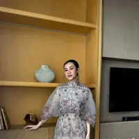 Di momen spesial tersebut, Aaliyah tampil dengan gaya yang lembut, romantis, namun tetap berkelas lewat balutan embroidered dress bernuansa sheer yang terlihat anggun di foto ini. [@aaliyah.massaid].