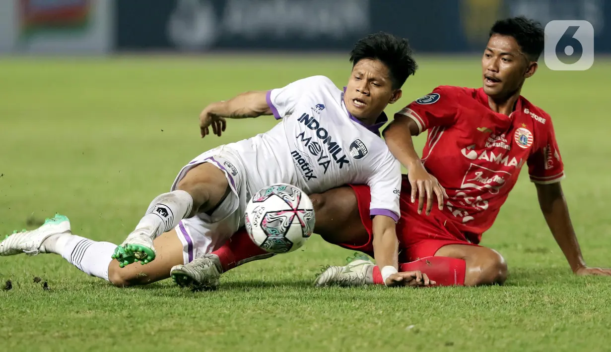 Pemain Persija, Alfriyanto Nico Saputro (kanan) berebut bola dengan Fahreza Sudin (Persita) pada lanjutan laga BRI Liga 1 Indonesia 2022-2023 di Stadion Patriot Chandrabhaga, Bekasi, Rabu (24/8/2022). Laga akhirnya dimenangkan Persija lewat gol yang dicetak Abdulla Yusuf Abdulrahim Mohamed Helal. (Liputan6.com/Helmi Fithriansyah)
