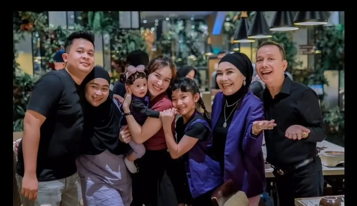 Potret bahagia begitu terpancar dari Umi Kalsum. Pada momen spesialnya, ia bisa berkumpul bersama anak cucu dan keluarganya. [Instagram/ayutingting92]