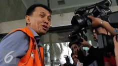 Gubernur Sumatera Utara nonaktif Gatot Pujo Nugroho kembali memenuhi panggilan penyidik KPK, Jakarta, Jumat (11/12).  Meski tak masuk dalam jadwal pemeriksaan, Gatot disinyalir bakal diperiksa terkait kasus dugaan suap. (Liputan6.com/Helmi Afandi)