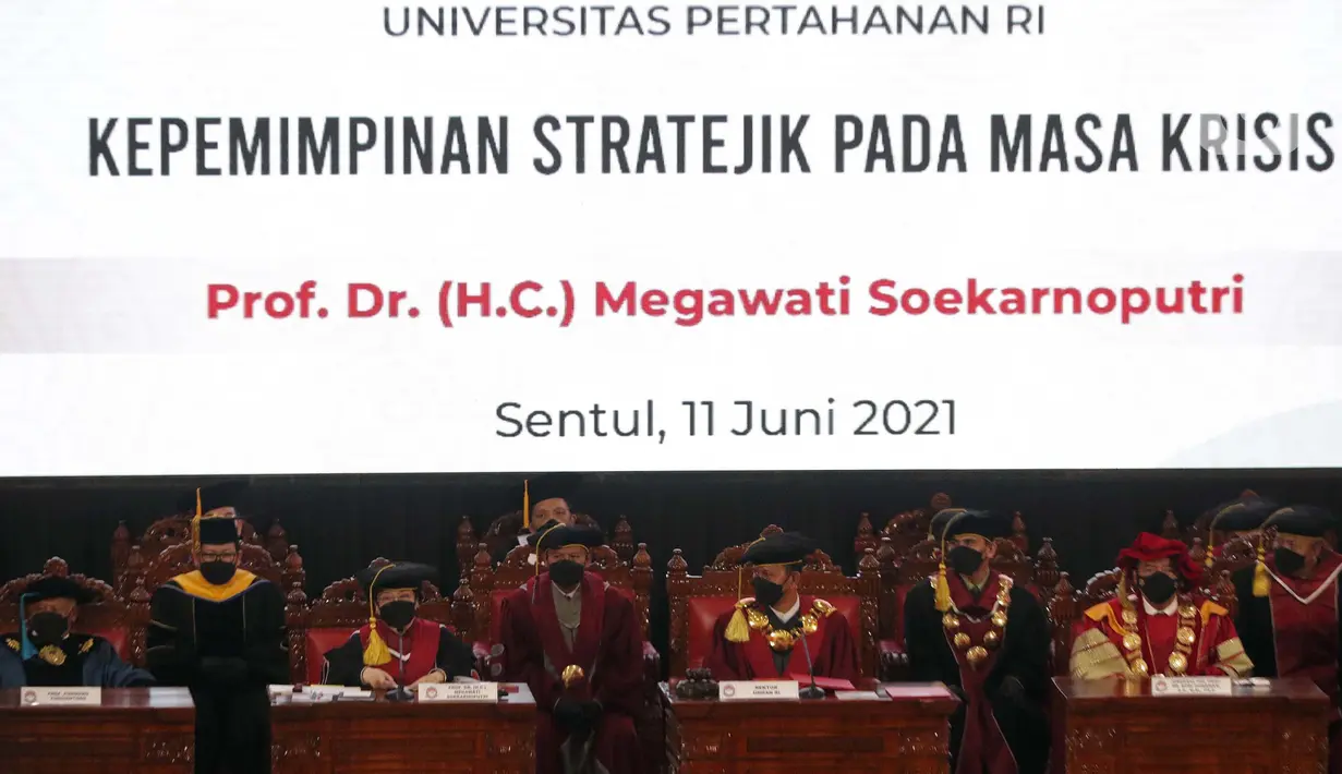 Presiden Republik Indonesia ke-5, Megawati Soekarnoputri (ketiga kiri) saat Sidang Senat Terbuka Pengukuhan Guru Besar di Aula Merah Putih Universitas Pertahanan, Bogor, Jumat (11/6/2021). Megawati menerima gelar Profesor Kehormatan dari Universitas Pertahanan. (Liputan6.com/Helmi Fithriansyah)