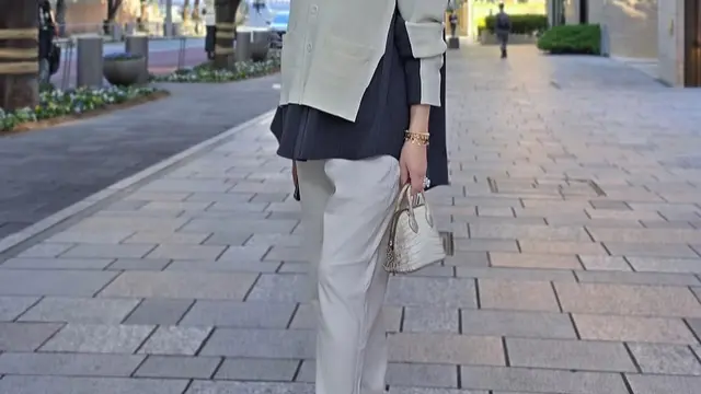 Syahrini di Jepang pakai heels Chanel. [@princessyahrini]