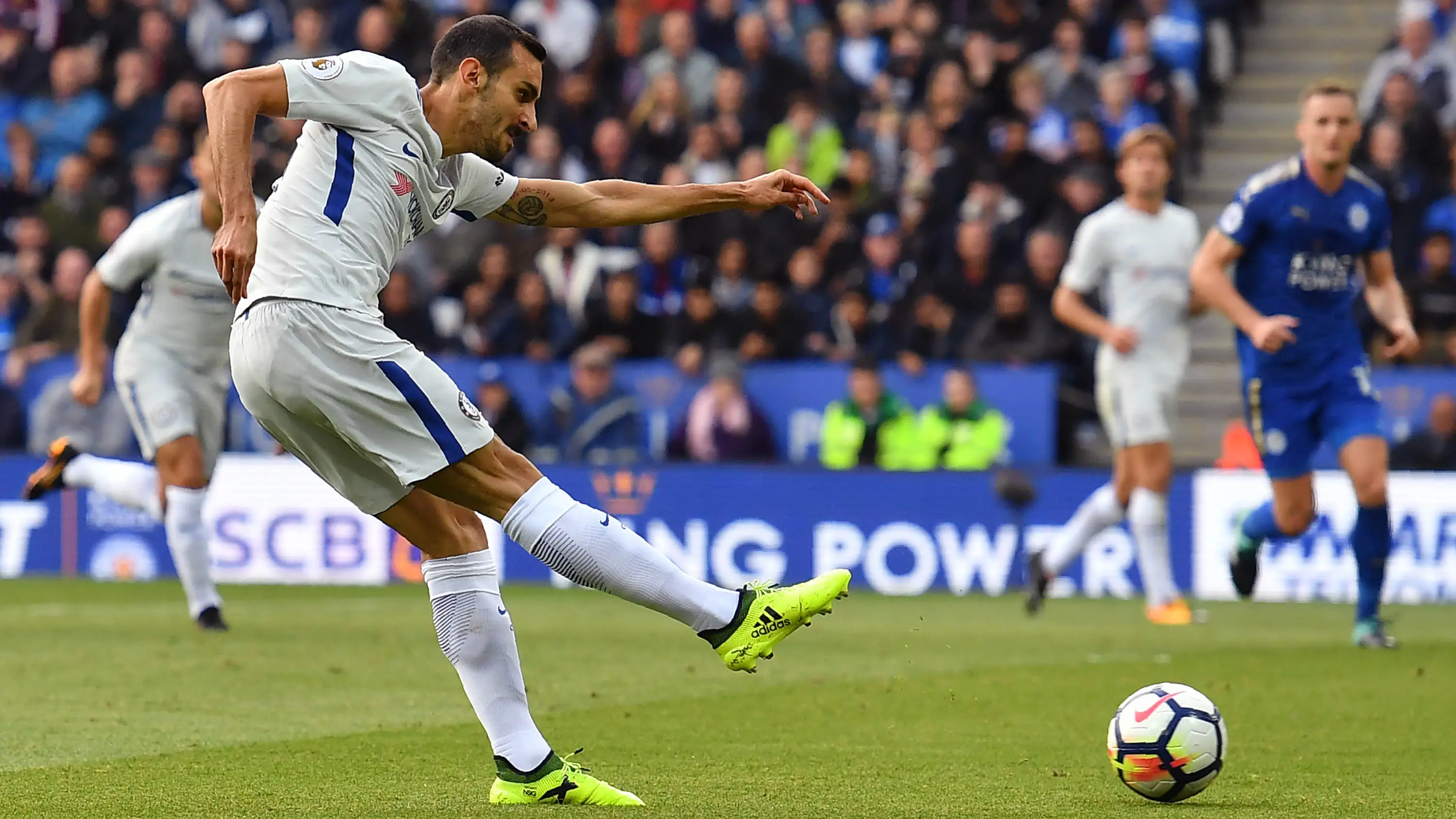 Bek Chelsea, Davide Zappacosta, melepaskan tendangan saat melawan Leicester pada laga Premier League di Stadion King Power, Leicester, Sabtu (9/9/2017) (AFP/Ben Stansall)