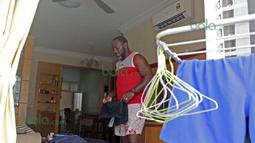 Jacksen F. Tiago mengurus sendiri semua keperluannya termasuk pakaian di Apartemen Gurney, Penang, Malaysia, Minggu (31/01/2016). Rutinitas ini sudah menjadi hal biasa baginya. (Bola.com/Nicklas Hanoatubun)
