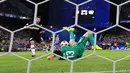 Kiper Atletico Madrid, Jan Oblak menahan bola sepakan pemain Leverkusen, Kevin Volland (kiri) pada leg kedua Babak 16 Besar Liga Champions di Vicente Calderon stadium, Rabu (15/3/2017). Atletico lolos dengan agregat 4-2. (EPA/Kiko Huesca)