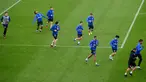 Pemain FC Schalke 04 melakukan pemanasan selama sesi pelatihan di Gelsenkirchen, Jerman, Rabu, (29/4/2020). Meski ada larangan pertemuan besar hingga Agustus untuk melawan pandemi Covid-19, para pejabat sepakbola berharap untuk memulai kembali liga tanpa penonton di bulan Mei. (AP/Martin Meissner)