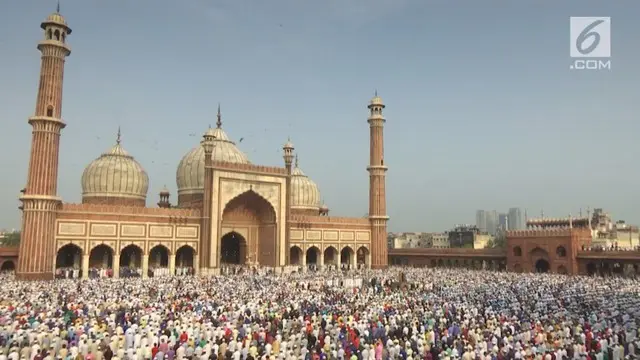 Ribuan umat muslim India melaksanakan salat ied di Masjid Jama.