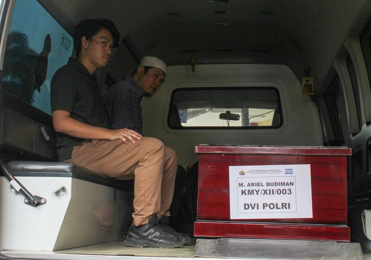 FOTO: Tangis Keluarga Iringi Penyerahan Jenazah Korban Kebakaran Terra Drone