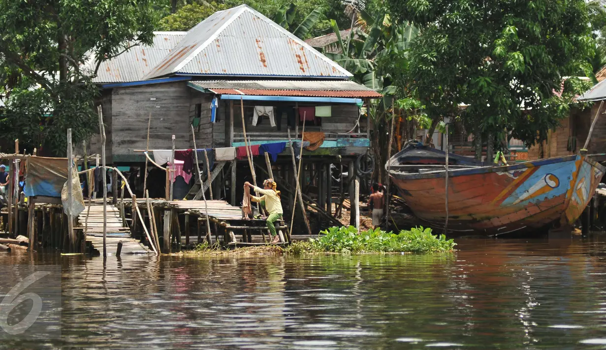 Warga mencuci pakaian di bantaran Sungai Musi, Sumatera Selatan, (26/3). Pemerintah Kota Palembang fokus menata kawasan pinggiran Sungai Musi untuk mengejar target bebas pemukiman kumuh pada 2019. (Liputan6.com/Gempur M Surya)