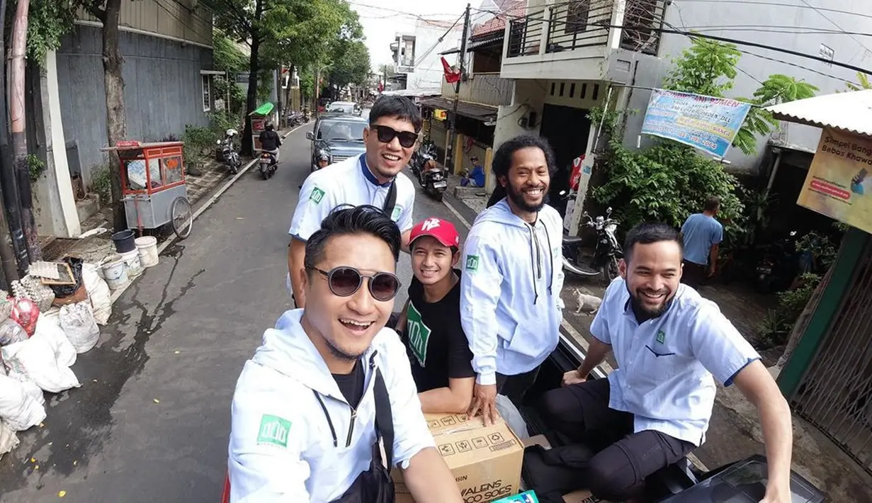 Artis-artis Bantu Korban Banjir (Instagram/ariekuntung)