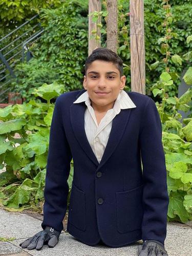 Foto: Ghanim Al-Muftah Kenakan Jas