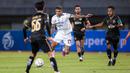 <p>Pemain Persib Bandung, Ciro Henrique (kedua kiri) menggiring bola untuk mencetak gol kemenangan timnya pada laga lanjutan BRI Liga 1 2023/2024 antara Bhayangkara FC melawan Persib Bandung di Stadion Patriot Candrabhaga, Bekasi, Sabtu (23/09/2023). (Bola.com/Bagaskara Lazuardi)</p>