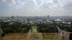 Suasana gedung pencakar langit di kawasan sekitar  Monas, Jakarta, Kamis (14/5/2015). Ruang Terbuka Hijau (RTH) yang ada di Jakarta hingga kini masih di bawah 10%. (Liputan6.com/Faizal Fanani)
