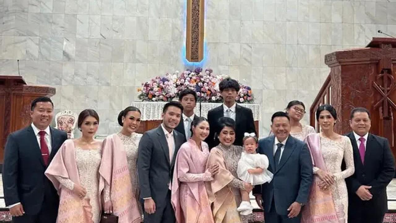 Pesona Jessica Mila Tampil Serba Pink Padukan Kebaya Pink dengan Songket Batak saat Pembaptisan Putrinya