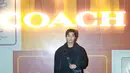 Kang Min Hyuk dan Blue Pongtiwat akhirnya menyapa para penggemarnya di Jakarta saat menghadiri acara Grand Opening The Coach Restaurant pertama dunia, di Mall Grand Indonesia. [Foto: Document FIMELA/Adrian Putra]