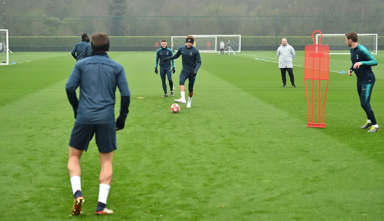 Sejumlah pemain Tottenham Hotspur saat mengambil bagian dalam sesi latihan di London, Inggris (8/4). Tottenham akan bertanding melawan Manchester City pada leg pertama babak perempatfinal Liga Champions di Stadion Tottenham Hotspur. (AFP Photo/Glyn Kirk)
