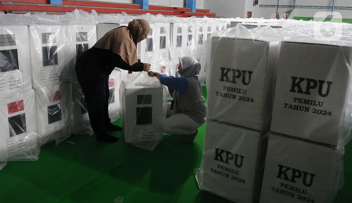 Komisi Pemilihan Umum (KPU) Kota Jakarta Timur menyatakan 100 persen kotak suara untuk Pemilu 2024 sudah selesai dirakit. (merdeka.com/Imam Buhori)