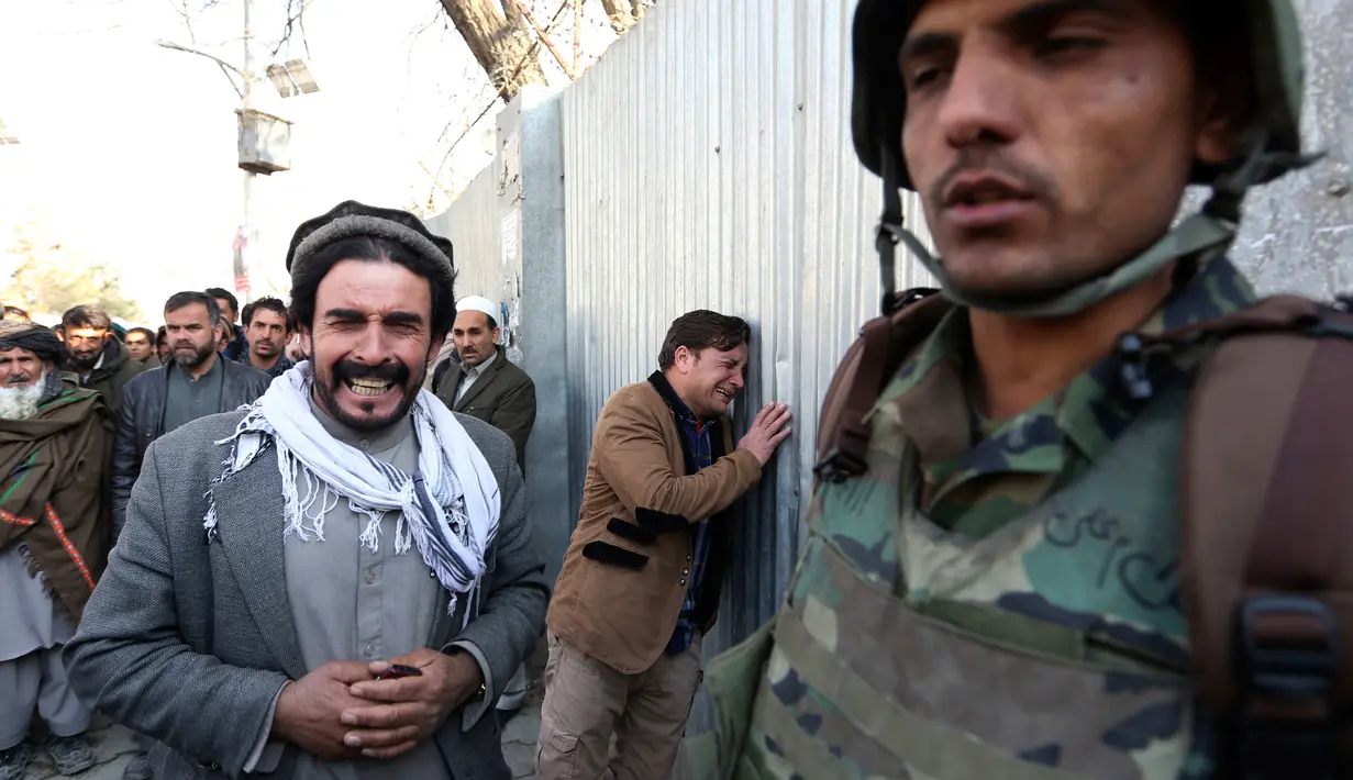 Reaksi seorang kerabat pasien setelah baku tembak sekelompok pria bersenjata dengan pasukan khusus di dalam rumah sakit militer Kabul, Afghanistan, Rabu (8/3). Kelompok Negara Islam atau ISIS mengaku sebagai pelaku serangan tersebut. (AP Photo/Rahmat Gul)