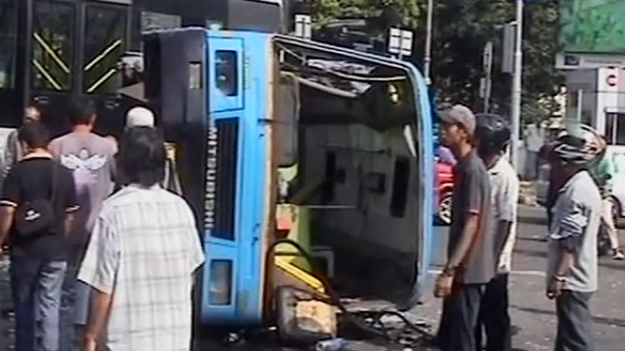 Bus Terguling - Liputan6 Siang 