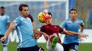 pemain AS Roma, Alessandro Florenzi (kanan), berebut bola dengan pemain Lazio, Senad Lulic, dalam lanjutan Serie A di Stadion Olimpico, Roma, Minggu (8/11/2015) malam WIB. (Reuters/Alessandro Bianchi)