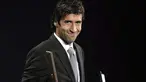Striker Real Madrid dan Spanyol Raul Gonzalez memegang Gold Medal for Sports Merit di inagurasi RFEF di Sports City, Las Rozas, dekat Kota Madrid, 24 Mei 2010. AFP PHOTO / JAVIER SORIANO 
