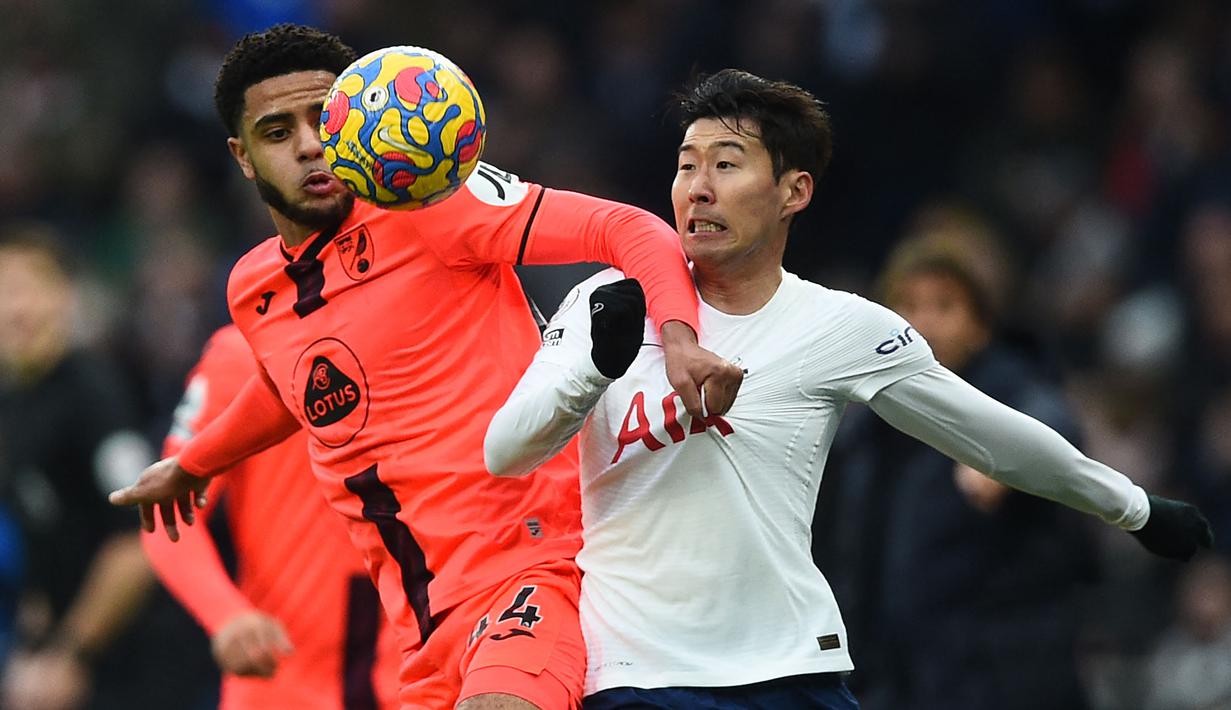 Bek muda Norwich City, Andrew Omobamidele (kiri) dipercaya tampil di Liga Inggris sebanyak 5 kali pada musim ini. Hebatnya, ia juga mampu mencetak gol di usianya yang baru menginjak 19 tahun, 4 bulan, 8 hari. (AFP/Daniel Leal)