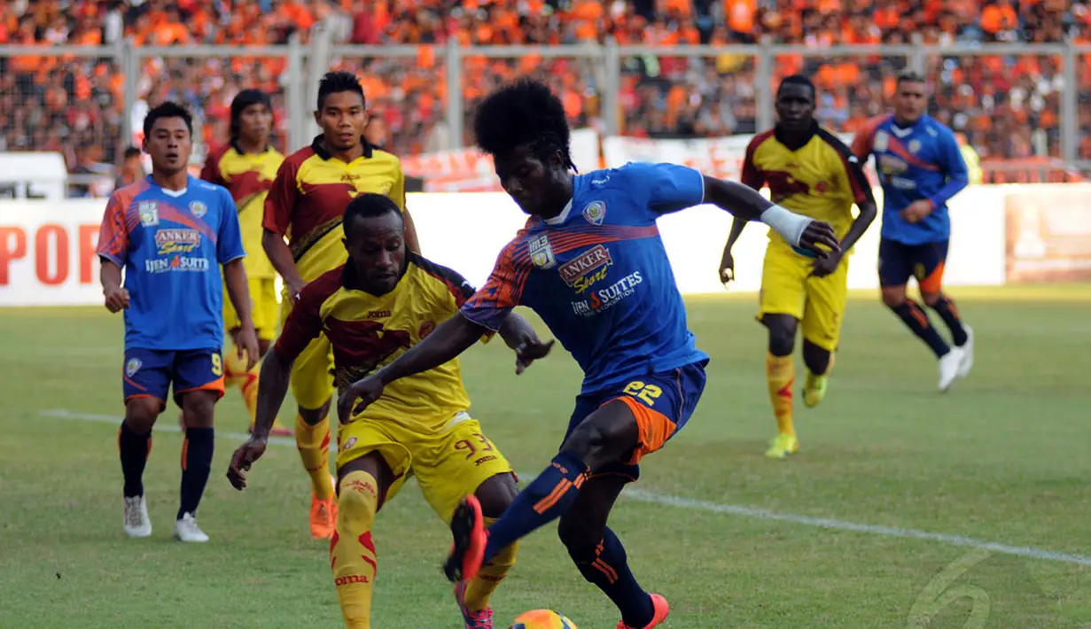 Gelandang Arema Cronus, S Kennedy (ketiga dari kanan) berusaha menembus pertahanan Sriwijaya FC di laga Trofeo Persija yang digelar di Stadion GBK Jakarta, (11/1/2015). (Liputan6.com/Helmi Fithriansyah)