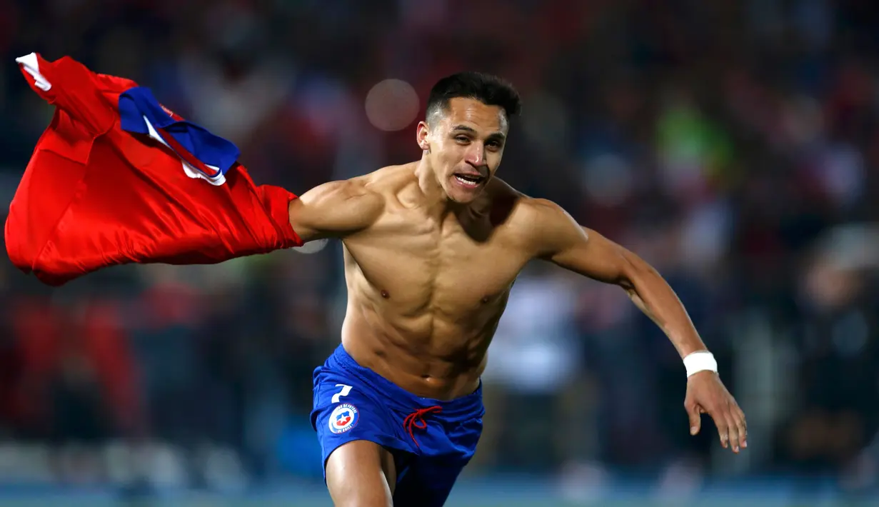 Penyerang Chili, Alexis Sanchez melakukan selebrasi usai mencetak gol ke gawang Argentina di final Copa America 2015 di Stadion Nasional, Chili, (4/7/2015). Chili menang lewat adu penalti atas Argentina dengan skor 4-1. (REUTERS/Marcos Brindicci)